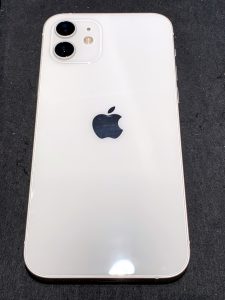 iPhone12背面の写真です。輝かしいシルバーホワイトのバックパネルに、角ばった硬質なフレームが実に美しいです！