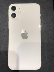 iPhone12miniのホワイト、裏面の写真です。片手サイズの小さな筐体に大きなカメラが2つついています！
