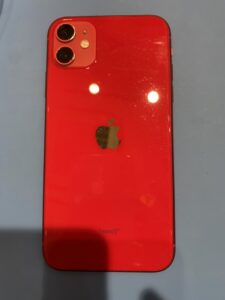 iPhone11、プロダクトレッドの背面です。ビビッドな赤が特徴的な(PRODUCT)REDは、根強い人気があります！